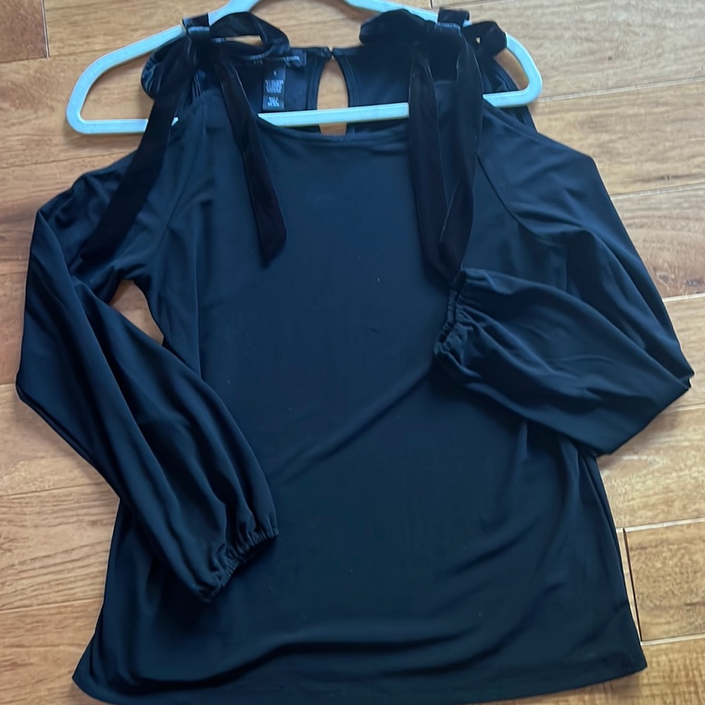 Like new Inc BLK Bowed Peak  a Boo sleeves